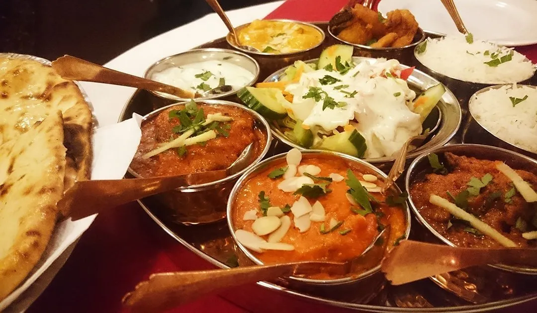 thali_gericht_maharaja_001_x-1920w Thali mit mehreren Currys, Naan und Basmatireis