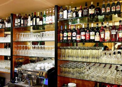 Bar mit Gläserregal und Flaschenauswahl im Swagat Kißlegg