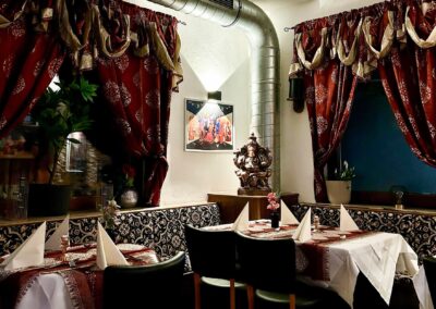 Sitznische mit Ganesha-Figur und Wandbildern