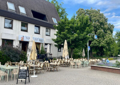 Außenansicht des Swagat Kißlegg mit Terrasse am Schloßplatz